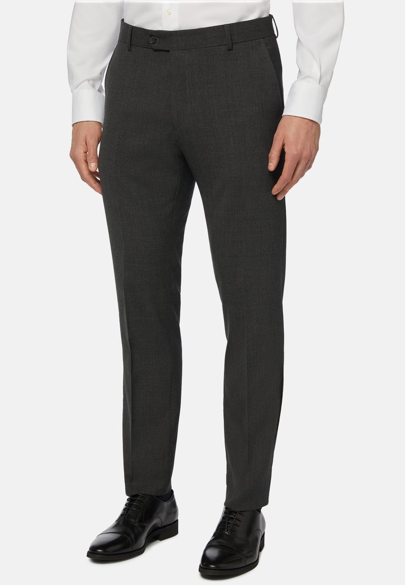 Temno sivi hlače iz teksturirane tkanine, s slim fit krojem, ravnim sprednjim delom in stranskimi žepi. V kombinaciji z črnimi poslovnimi čevlji.
