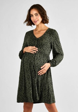 Vestido de maternidad en verde oscuro con estampado de leopardo negro, escote en v, mangas largas y cierre de botones en el frente; tejido suave y fluido con un ajuste relajado.
