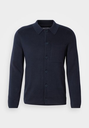 Cardigan tricotat de culoare bleumarin, cu guler, mâneci lungi, nasturi pe față și un buzunar pe piept. Fabricat dintr-un material moale, cu o textură fină.