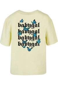 Lys gul kortermet t-skjorte med svart tekst "babygal" og blå sommerfuglgrafikk på baksiden, med rund hals.