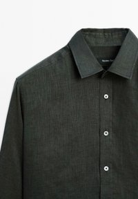 Donkergroen overhemd met gestructureerde kraag, textuurstof en witte knopen. Etiket zegt "Massimo Dutti."