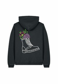 Fekete kapucnis pulcsi, amelyen egy fehér hímzett csizma látható, ahonnan színes virágok bújnak elő. Puha anyag, zsinórral ellátott kapucni.