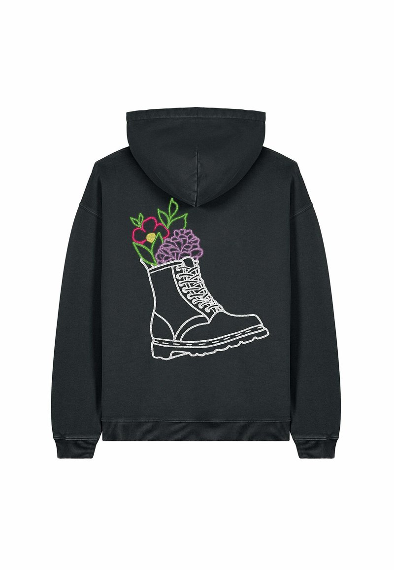 Fekete kapucnis pulcsi, amelyen egy fehér hímzett csizma látható, ahonnan színes virágok bújnak elő. Puha anyag, zsinórral ellátott kapucni.