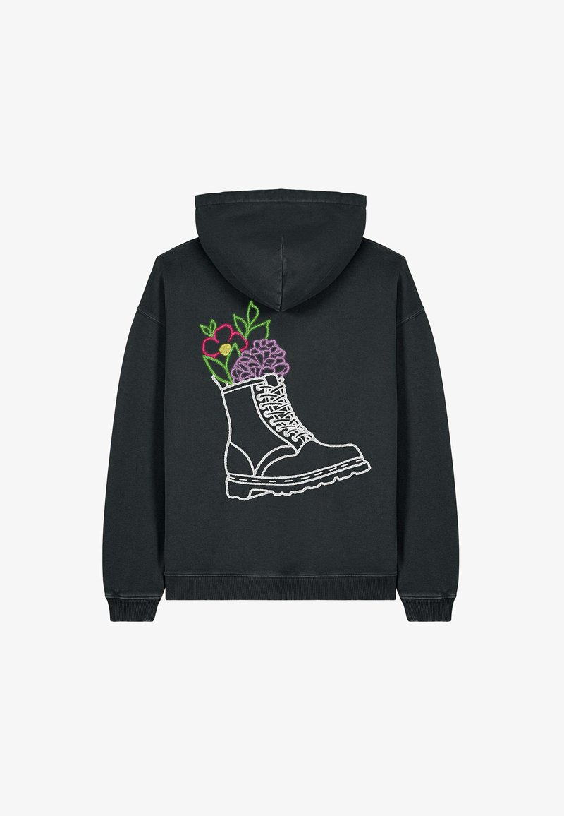 Černá mikina s kapucí, na které se nachází bílé vyšívané supravy boty s barevnými květinami vyrůstajícími z vrchu. Měkká látka, kapuce se šňůrkami.