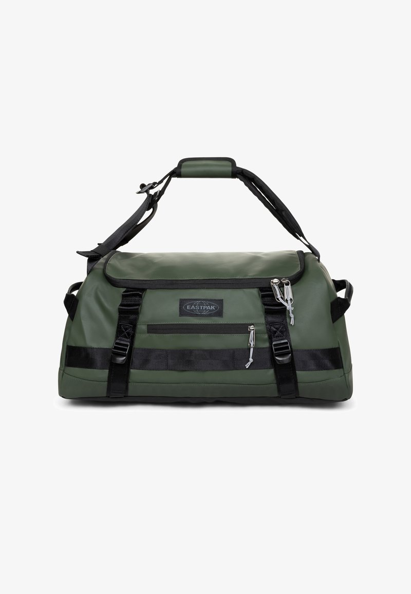 Sac de voyage vert en matériau imperméable avec détails noirs, poche avant zippée, poignée supérieure et bandoulière ajustable.