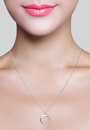 Collana d'argento con pendente a forma di luna crescente su una catena delicata. Il pendente ha una finitura lucida e pende centrato sulla scollatura.