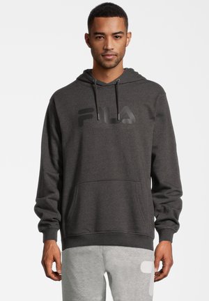 Dunkelgrauer Kapuzenpullover mit geräumiger Fronttasche und Kordelzug-Kapuze, ausgestattet mit einem großen, geprägten schwarzen FILA-Logo auf der Brust.