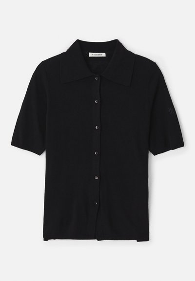 Sort kortærmet cardigan lavet af blødt stof, med spidse kraver, knaplukning og diskret branding på ærmet.