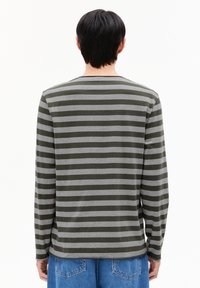 Langsleeve gestreepte blouse met afwisselend olijfgroene en grijze strepen, ronde hals en een relaxte pasvorm. De stof lijkt zacht met een gladde textuur.