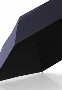 Paraguas de un elegante diseño angular en azul marino oscuro y negro; cuenta con un toldo de tela suave y un marco metálico resistente.