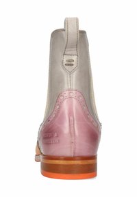 Botte de cheville en cuir gris avec un talon en dégradé de rose, accents perforés et semelle en bois. Dispose d'une languette à l'arrière pour un enfilage facile.