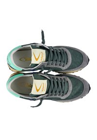 Un par de zapatillas verdes y grises con acentos en color teal, atadas y vistas desde arriba sobre un fondo blanco.
