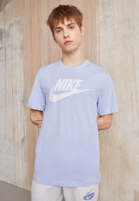 Nike Sportswear TEE ICON FUTURA  - Apdrukāts T-krekls - light marine/white