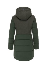 Grön puffjacka med en texturerad grå huva och övre bakpanel, med en figursydd design och horisontell quiltad vaddering.