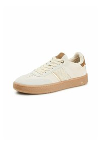 Niskie sneakersy w kolorze off-white z beżową gumową podeszwą, kremowymi sznurówkami i teksturowanym panelem materiałowym, z miękką podszewką i brązowymi akcentami.