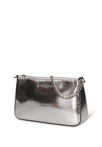 Zilverkleurige metallic handtas met een gestructureerde afwerking, voorzien van een kettingriem en een ritssluiting, vormgegeven in een rechthoekige silhouet.