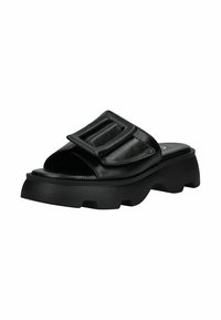 Sandale glissante en cuir noir avec une large sangle ornée d'une grosse boucle, semelle épaisse avec des détails texturés, design à bout ouvert.
