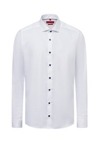 Weißes langärmliges Hemd aus strukturiertem Stoff, mit klassischem Kragen und dunkelblauen Knöpfen, die vorne entlang laufen. Rotes Etikett im Kragen.