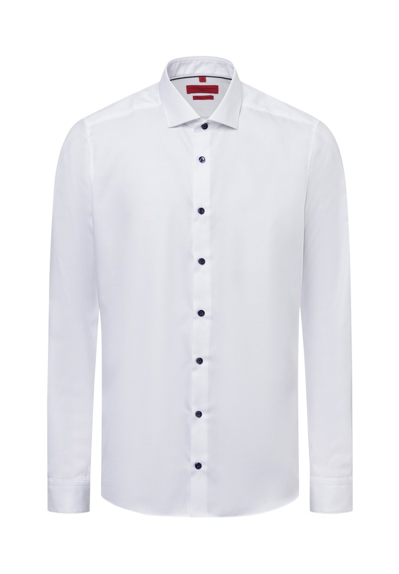 Weißes langärmliges Hemd aus strukturiertem Stoff, mit klassischem Kragen und dunkelblauen Knöpfen, die vorne entlang laufen. Rotes Etikett im Kragen.
