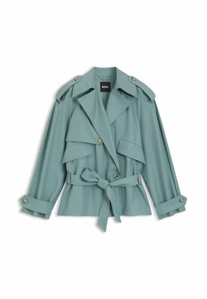 Trench coat corto azzurro chiaro con ampi revers, vita con cintura, spalline con bottoni e tasche con patta, etichettato "BOSS".