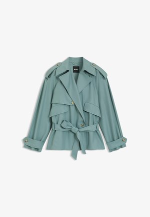 Trench coat corto azzurro chiaro con ampi revers, vita con cintura, spalline con bottoni e tasche con patta, etichettato "BOSS".