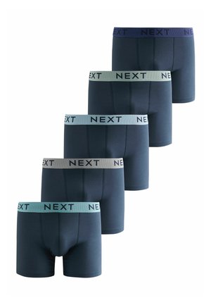 Päť párov tmavomodrých pánskych boxerkových nohavičiek s elastickými pásmi v rôznych odtieňoch, každé so značkou "NEXT" na páse.