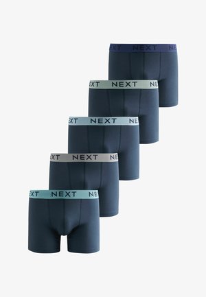 Fem par marineblå herrebokser med elastisk linning i forskellige nuancer, hver med mærket "NEXT" på linningen.