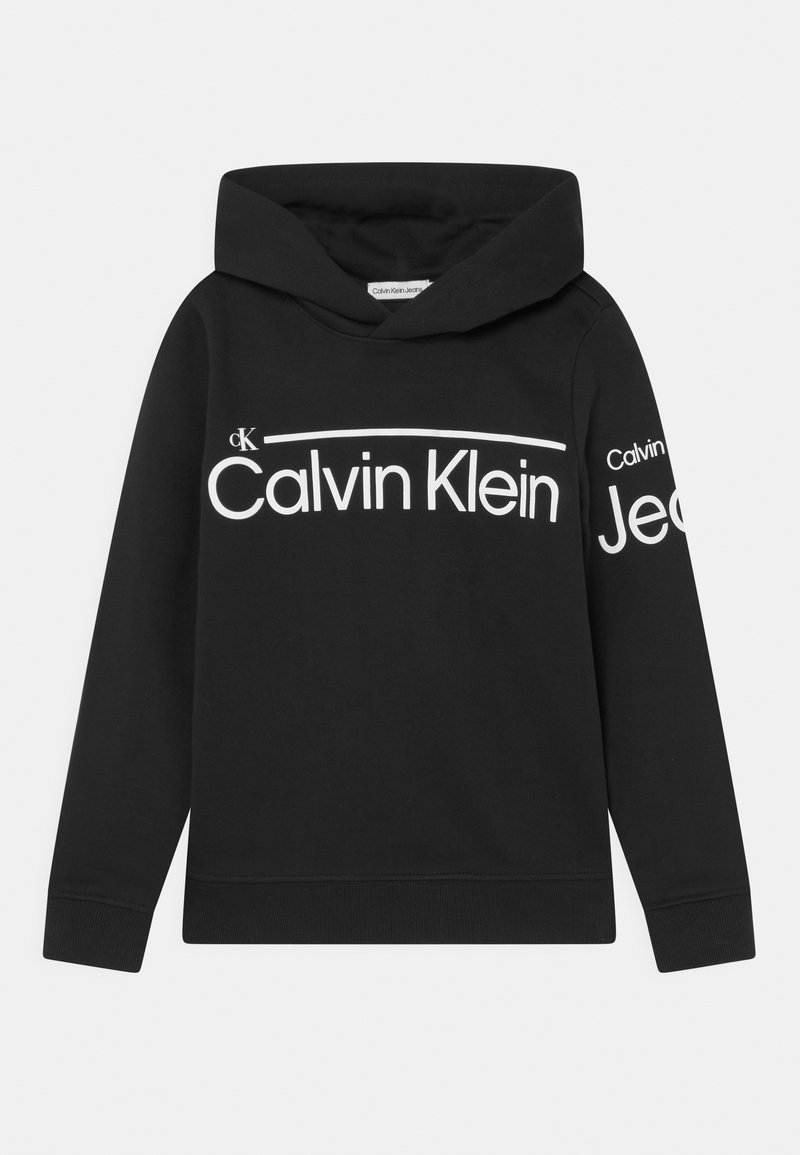 Sweat à capuche noir Calvin Klein avec texte de logo blanc sur la poitrine et partiellement sur la manche gauche, avec une capuche et des manches longues.