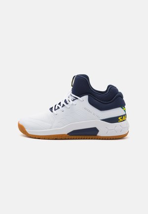 Białe buty sportowe z granatowymi akcentami, teksturowana siateczkowa cholewka, gumowa podeszwa i żółte logo. Posiadają niską cholewkę i sznurowadła.