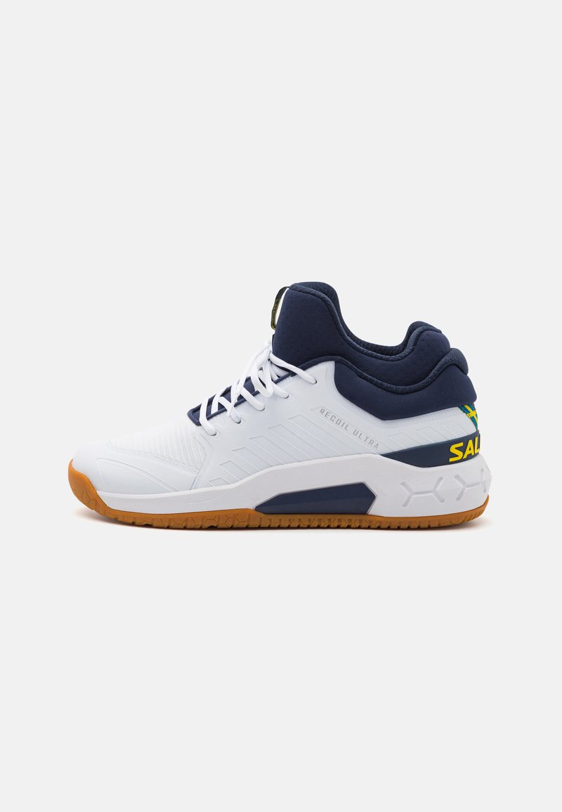 Bílé sportovní boty s námořnickými akcenty, texturovaný síťovaný svršek, gumová podrážka a žluté logo. Vyznačují se nízkým střihem a šněrováním.