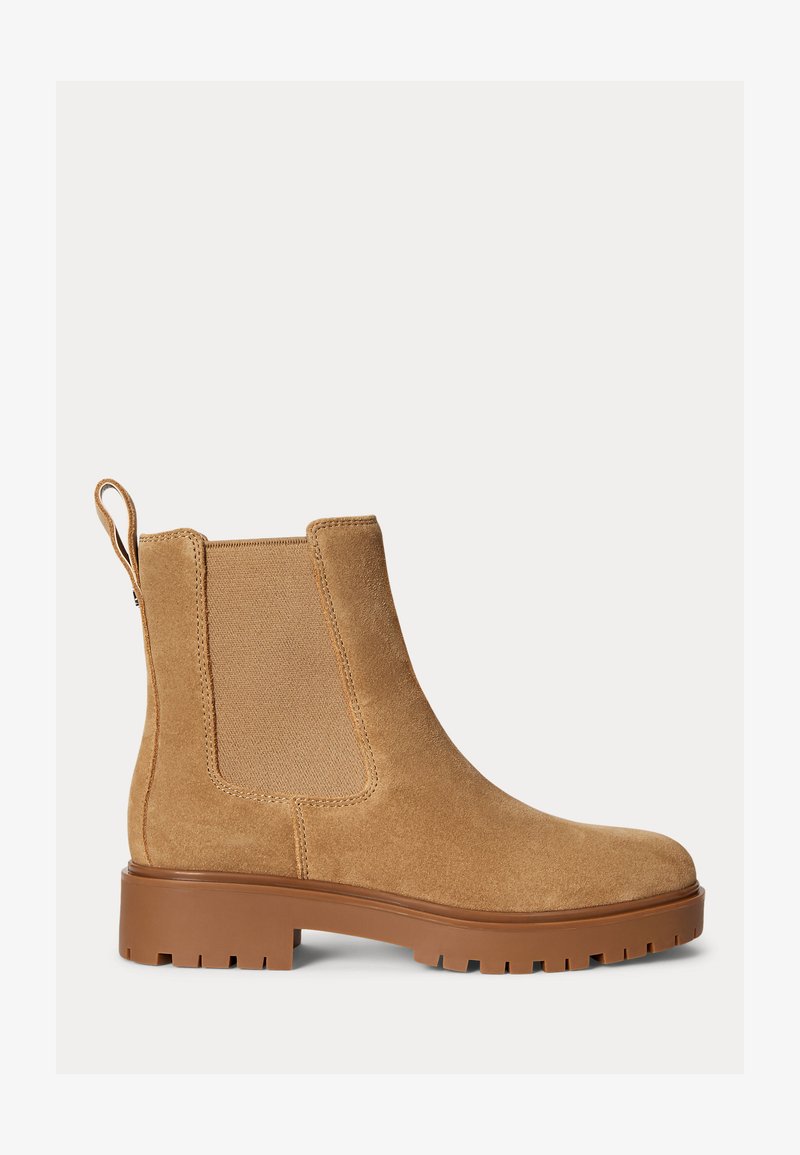 Hellbrauner Chelsea-Stiefel aus Wildleder mit elastischen Seitenteilen, Zuglasche an der Ferse und grober brauner Profilsohle.