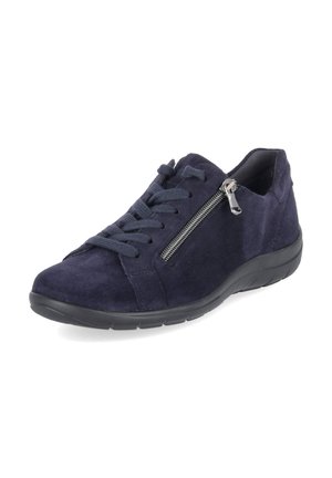 Zapatilla de ante azul oscuro con cordones y una cremallera plateada en el lateral, con suela de goma negra y diseño de corte bajo.