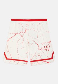 Shorts de sport blancs à motif marbré rouge, ceinture rouge, bordure rouge à l'ourlet, avec "J & J 90" imprimé sur la jambe droite.
