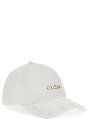 Cappellino da baseball bianco con visiera curva, caratterizzato da un logo dorato "GUESS". Presenta dettagli testurizzati lungo la visiera con sottili motivi.
