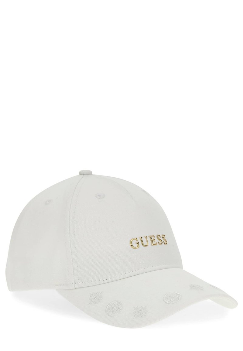 Hvid baseballkap med en buet skygge, der har et guld "GUESS"-logo. Den har teksturerede detaljer langs skyggen med diskrete mønstre.