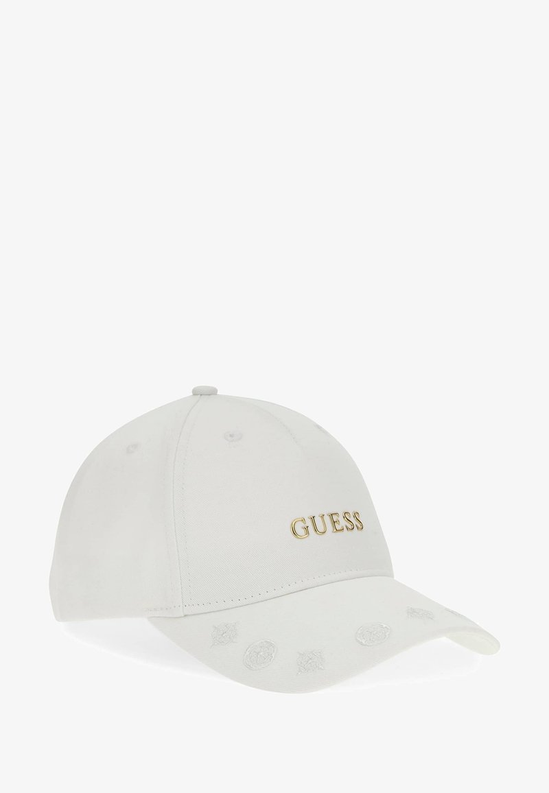 Biała czapka baseballowa z wygiętym daszkiem, z złotym logo "GUESS". Posiada teksturowane akcenty wzdłuż daszka z delikatnymi wzorami.