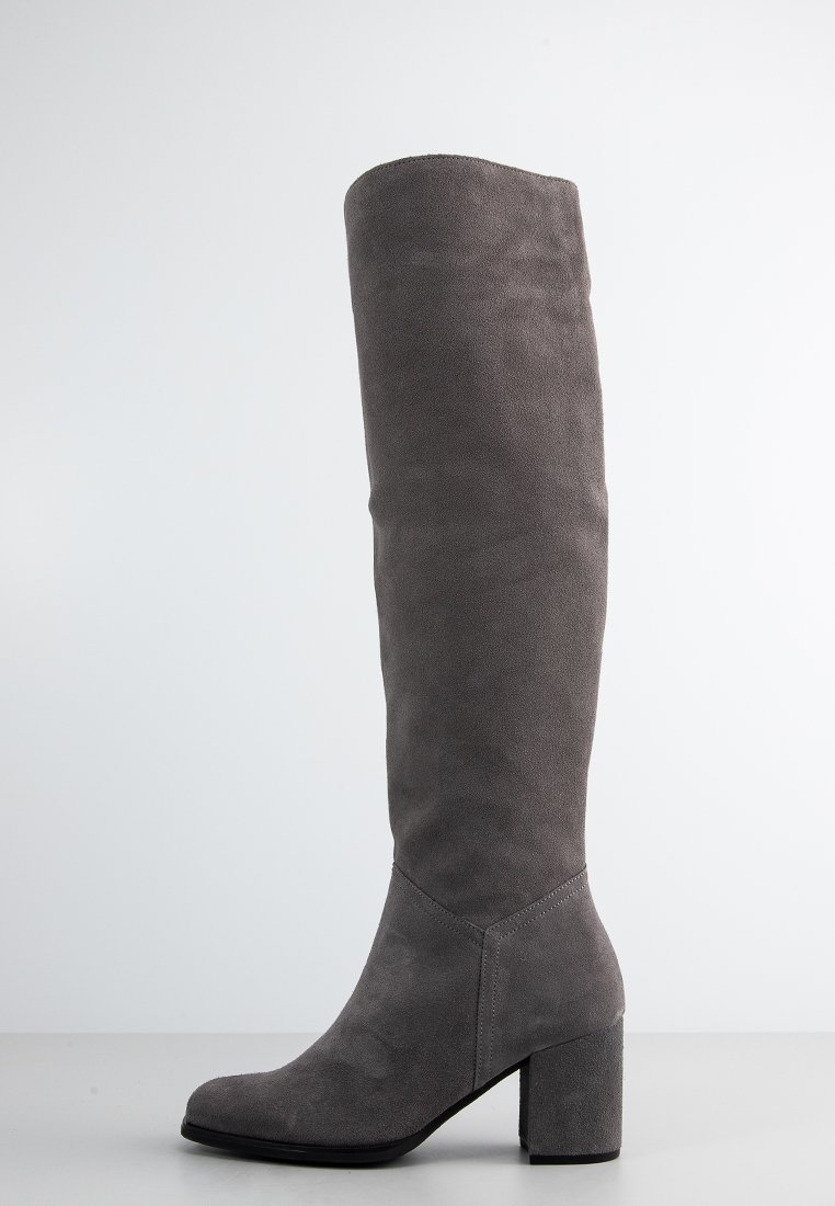 Graue Wildleder-Stiefel bis zum Knie mit quadrater Zehenform, Blockabsatz und glatter Textur, die saubere Nähte und ein minimalistisches Design aufweisen.
