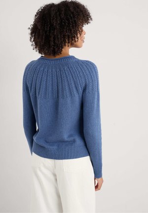 Suéter azul de punto con un patrón texturizado acanalado en los hombros, puños ajustados y un dobladillo redondeado. Material suave de mezcla de lana.