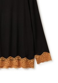 Schwarzes Kleidungsstück mit gewelltem Saum, verziert mit aufwändigen braunen Spitzendetails. Der Stoff wirkt glatt und hat eine weiche Textur.