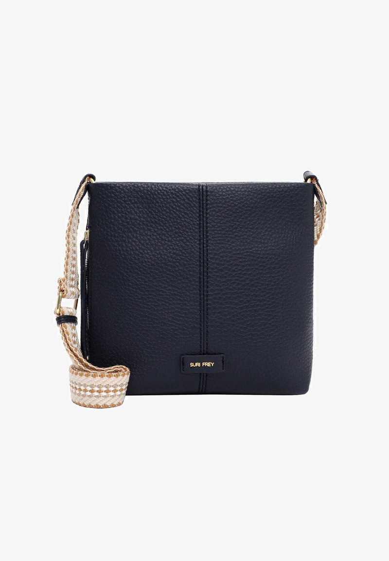 Sac bandoulière en cuir noir texturé avec une sangle tissée beige et blanche, des accessoires dorés et une petite étiquette "SURI FREY" à l'avant.