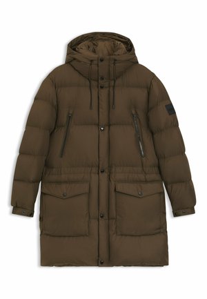 Cappotto lungo imbottito in verde oliva con cappuccio. Presenta due ampie tasche frontali, cerniere laterali e bottoni a pressione. Tessuto morbido e trapuntato.
