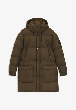 Väljä pitkä takki olivinvihreänä, jossa on huppu. Varustettu kahdella suurella etutaskulla, sivuvetoketjuilla ja nepparilla. Pehmeä, tikkikuvioinen pinta.