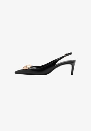 Černá lakovaná slingback obuv s špičatou špičkou, zdobená metalickým zlatým akcentem na svršku a štíhlým podpatkem.