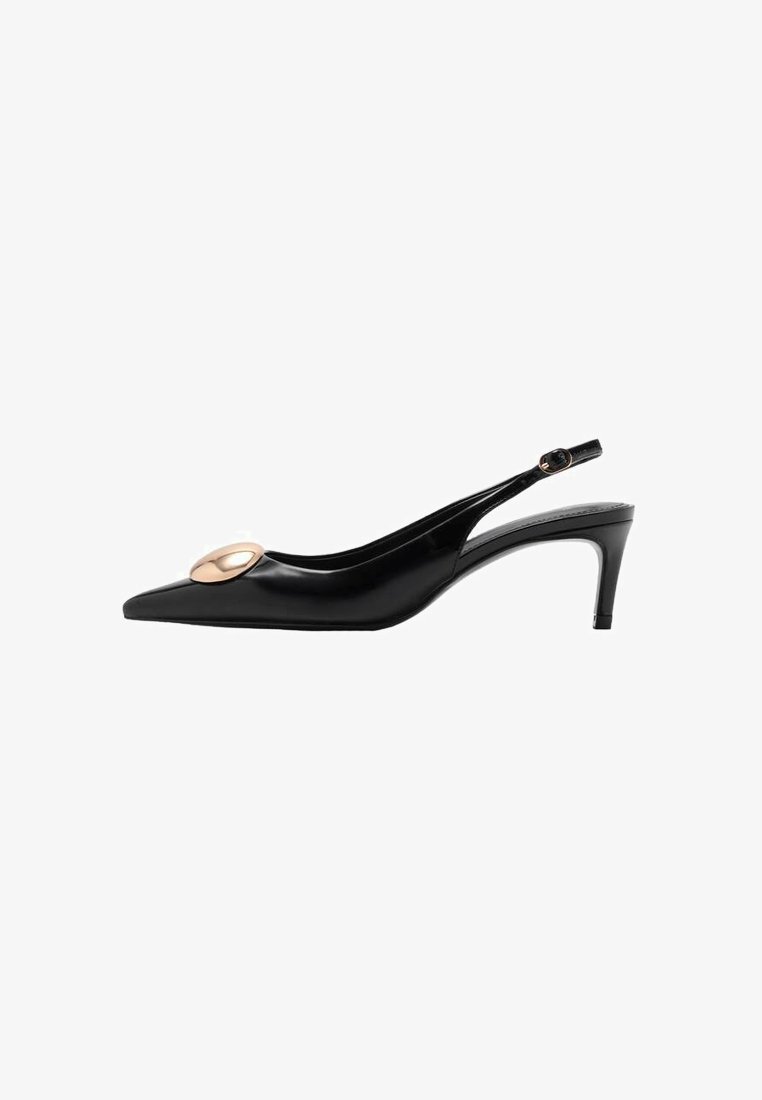 Scarpa slingback in vernice nera con punta affusolata, caratterizzata da un accento metallico dorato sul ponte e un tacco sottile.