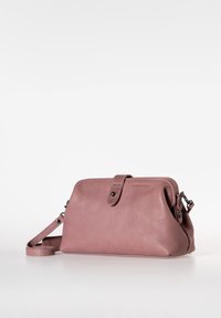 Borsa a tracolla in pelle rosa con forma arrotondata, texture liscia, chiusura a scatto e tracolla regolabile. Presenta accenti hardware minimi.