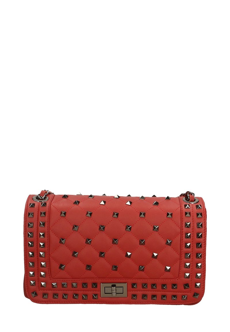 Borsa a tracolla in pelle trapuntata rossa con accenti in metallo argentato, forma rettangolare e chiusura in metallo. Include una tracolla in catena per l'uso a spalla.