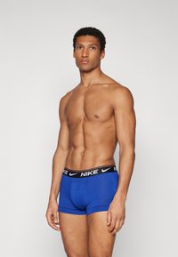 Nike Underwear TRUNK 3 PACK - Uske bokserice - wolf grey/dark team red/deep royal blue