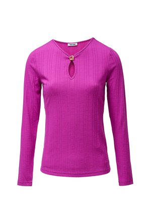 Top de manga larga fucsia con textura acanalada y detalle en el escote con ojo de cerradura, que presenta un botón de acento redondo en el cuello.