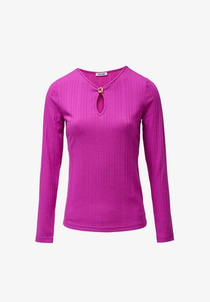 Top de manga larga fucsia con textura acanalada y detalle en el escote con ojo de cerradura, que presenta un botón de acento redondo en el cuello.