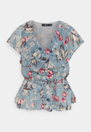Blouse bleu clair à motif floral avec manches courtes évasées, fermeture boutonnée sur le devant, détails à volants et ceinture à nouer à la taille.